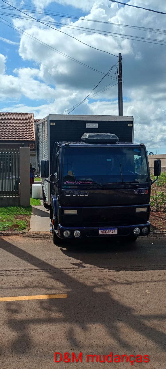 Caminhão da D&M Mudanças estacionado ao entardecer